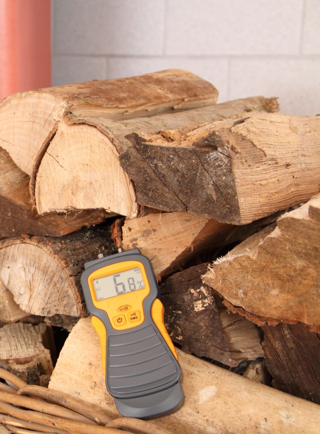 How to use a moisture meter